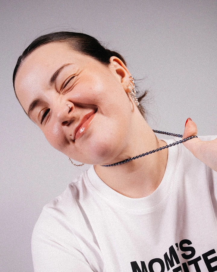Mørkeblå ægte ferskvandsperle halskæde stylet med silver lining hoops på model