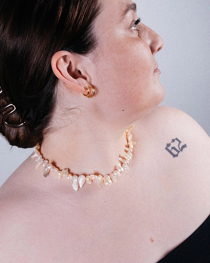 Halskæde med unikkeferskvandsperler style med simple guld hoops på model