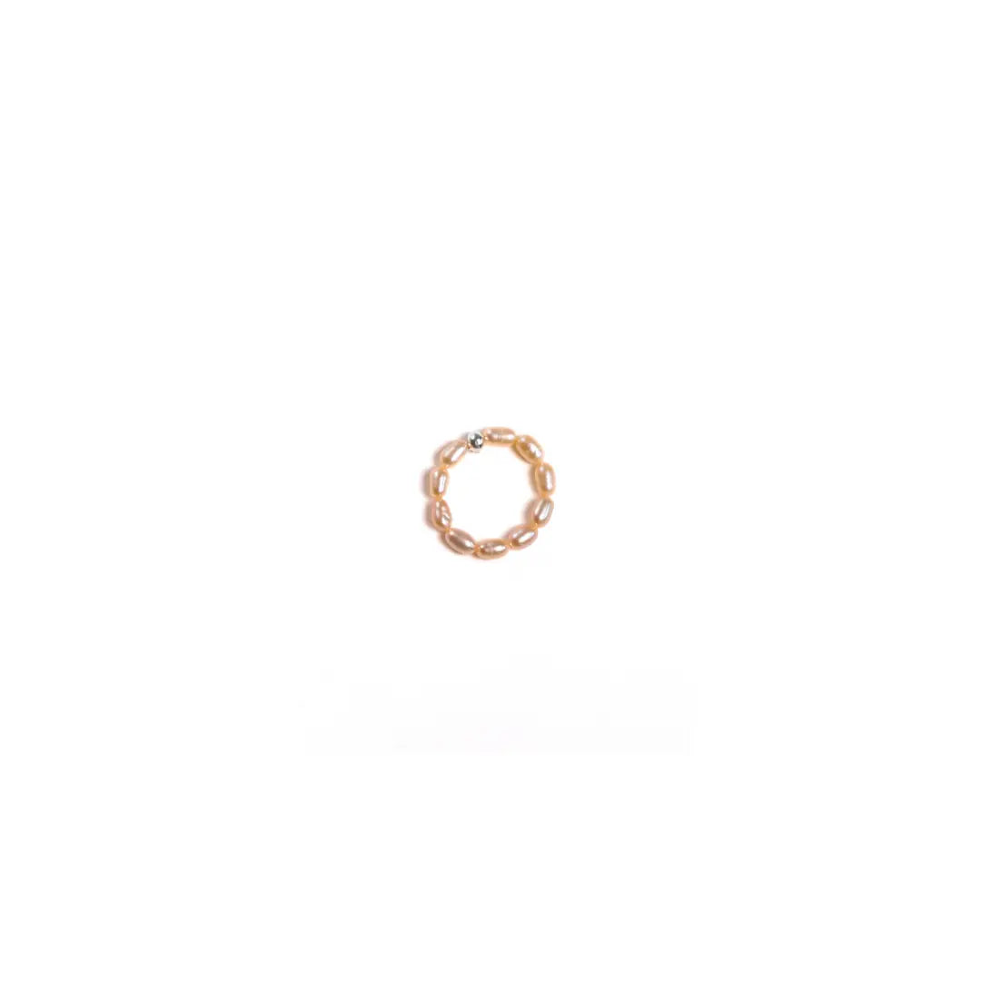 Vores ferskvandsperle ring i Ice Pop Peach me sterling sølv detalje på hvid baggrund