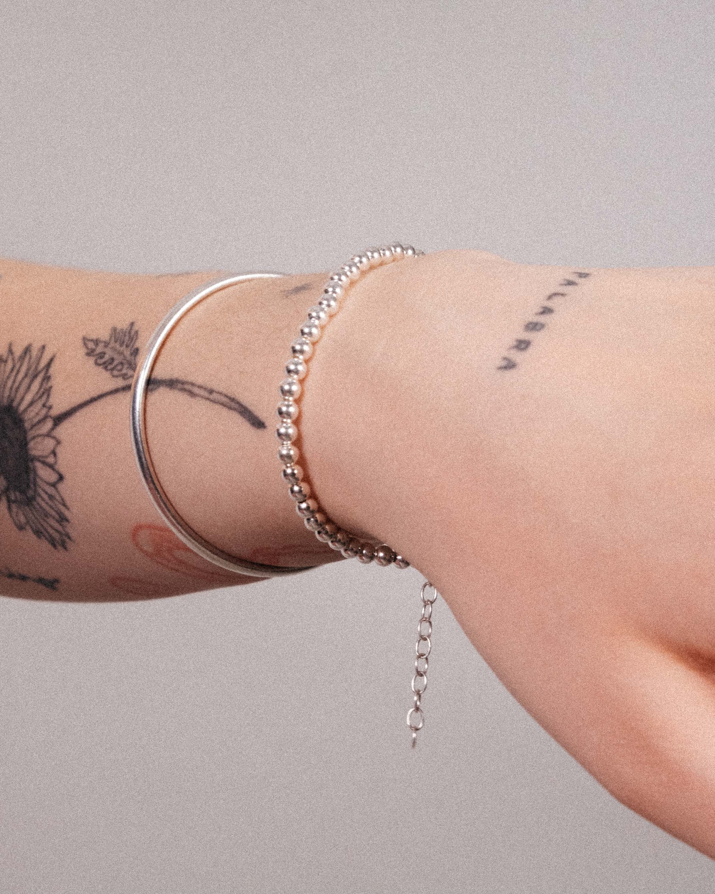 Moonshine L armbaand fra rang cph med sterling sølvperler stylet på model