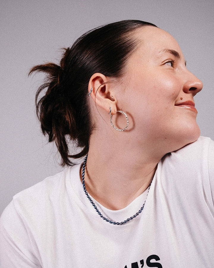 Ocean halskæde og silver lining hoops stylet på model – smykke fra rang cph