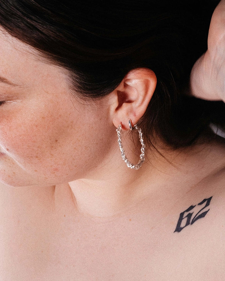 Sterling sølv håndlavede Silver Lining øreringe close up stylet på model