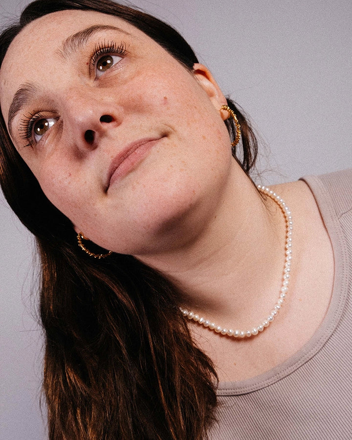 White Currant halskæde stylet med sunset hoops på model – klassisk og alsidigt perlesmykke fra rang cph
