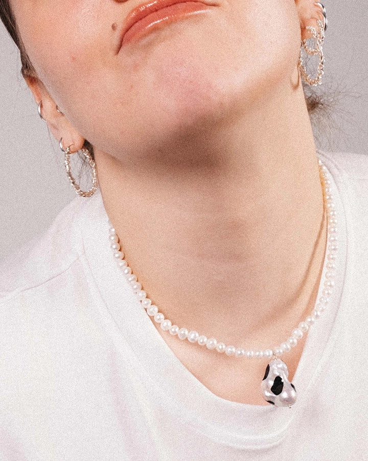 Moo halskæde stylet på model – smykke fra rang cph