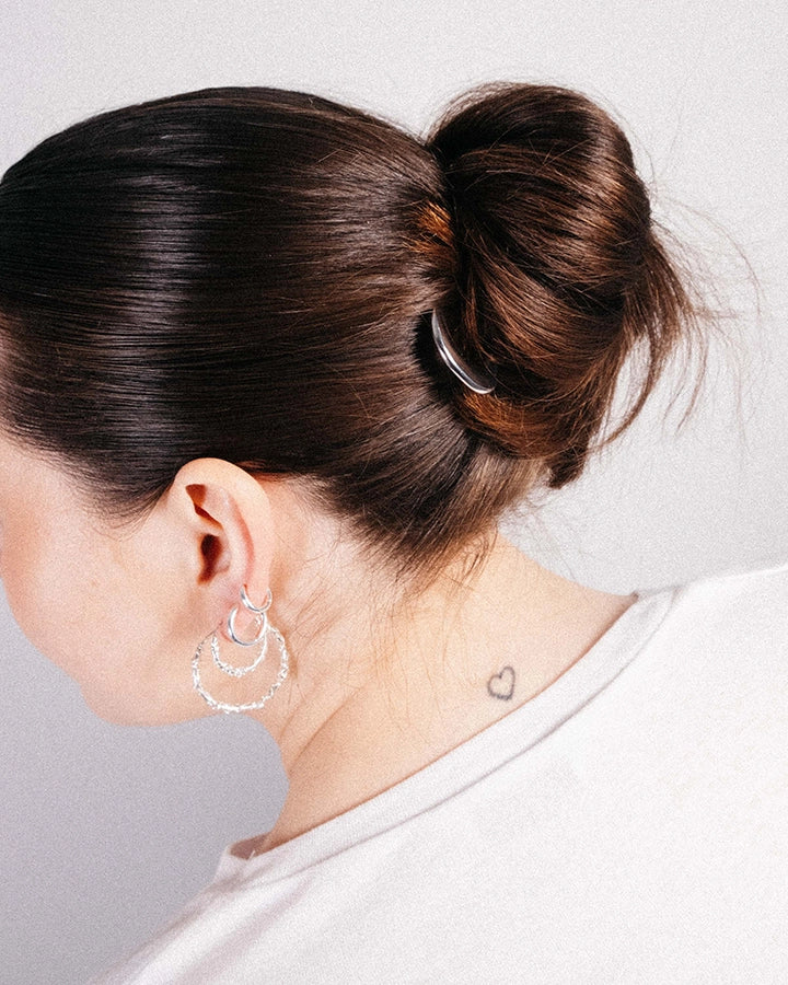 Siliver lining hoops i M og S stylet på model med moonbeam fra rang